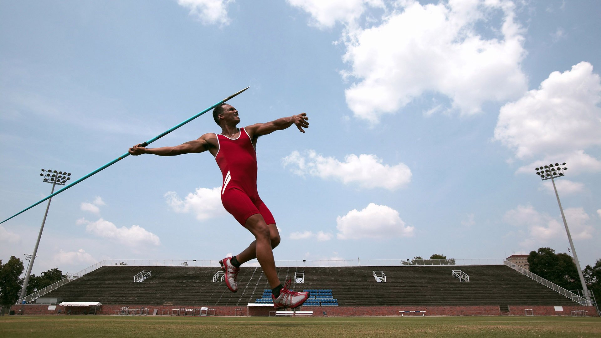 冬季运动体验营吸引大量青少年参与，冬季锻炼活动